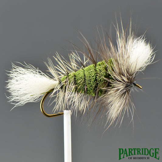 Wulff Dark Olive Green – White Tail – Hackle Badger Silver